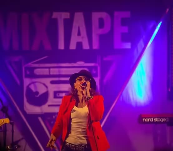 Bianca Schneider live vor dem Mixtape-Logo