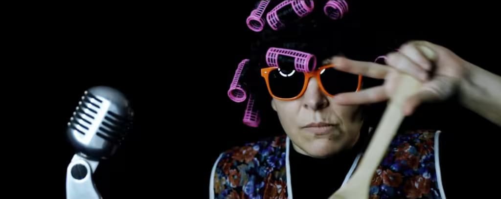 Erna mit Lockenwicklern, Sonnenbrille und Mikrofon