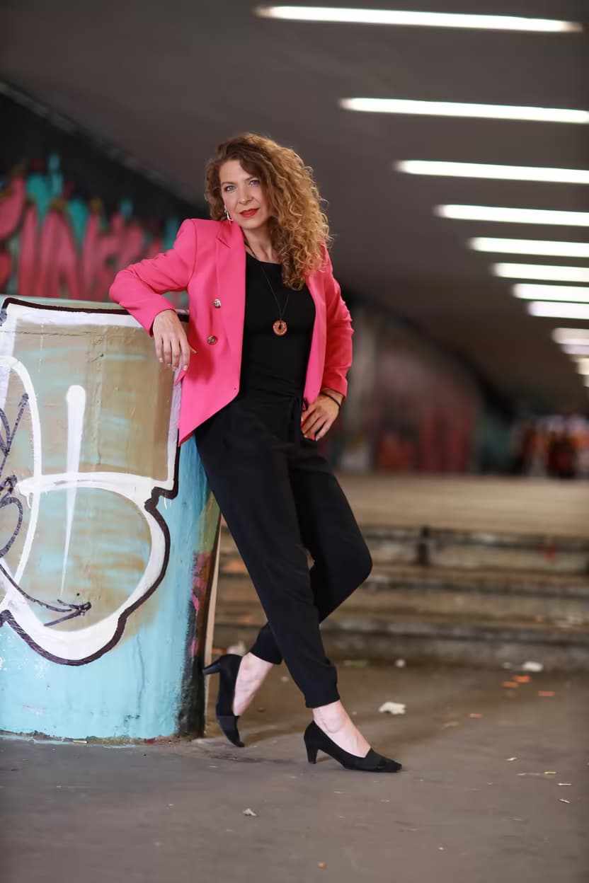 Bianca Schneider als Moderatorin im pinken Blazer